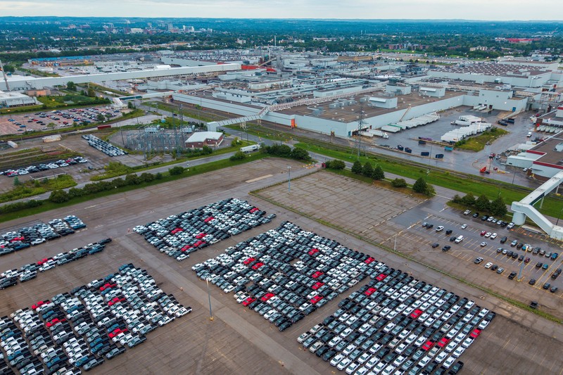 Foto udara menujukkan kendaraan terparkir di luar pabrik perakitan GM di Oshawa, Ontario, Kanada, saat Presiden AS Donald Trump menunda pemberlakuan tarif baru terhadap Kanada selama tiga hari, Rabu (19/8/2026). (REUTERS/Carlos Osorio)