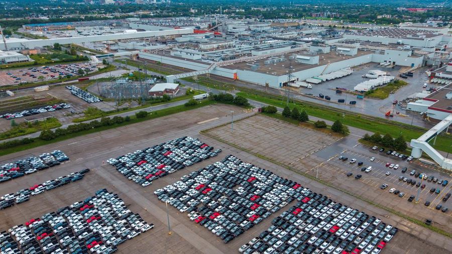 Foto udara menujukkan kendaraan terparkir di luar pabrik perakitan GM di Oshawa, Ontario, Kanada, saat Presiden AS Donald Trump menunda pemberlakuan tarif baru terhadap Kanada selama tiga hari, Rabu (19/8/2026). (REUTERS/Carlos Osorio)