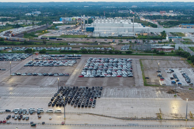 Foto udara menujukkan kendaraan terparkir di luar pabrik perakitan GM di Oshawa, Ontario, Kanada, saat Presiden AS Donald Trump menunda pemberlakuan tarif baru terhadap Kanada selama tiga hari, Rabu (19/8/2026). (REUTERS/Carlos Osorio)