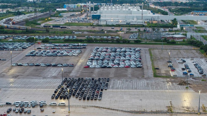 Foto udara menujukkan kendaraan terparkir di luar pabrik perakitan GM di Oshawa, Ontario, Kanada, saat Presiden AS Donald Trump menunda pemberlakuan tarif baru terhadap Kanada selama tiga hari, Rabu (19/8/2026). (REUTERS/Carlos Osorio)