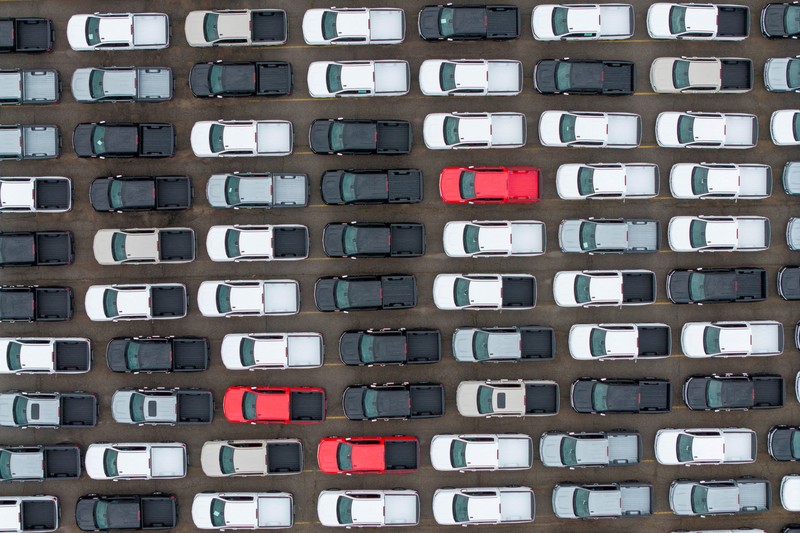 Foto udara menujukkan kendaraan terparkir di luar pabrik perakitan GM di Oshawa, Ontario, Kanada, saat Presiden AS Donald Trump menunda pemberlakuan tarif baru terhadap Kanada selama tiga hari, Rabu (19/8/2026). (REUTERS/Carlos Osorio)