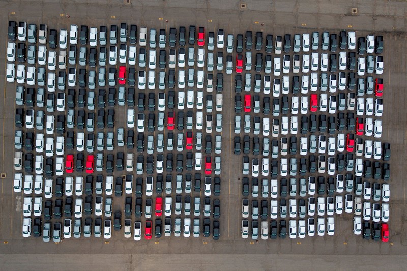 Foto udara menujukkan kendaraan terparkir di luar pabrik perakitan GM di Oshawa, Ontario, Kanada, saat Presiden AS Donald Trump menunda pemberlakuan tarif baru terhadap Kanada selama tiga hari, Rabu (19/8/2026). (REUTERS/Carlos Osorio)