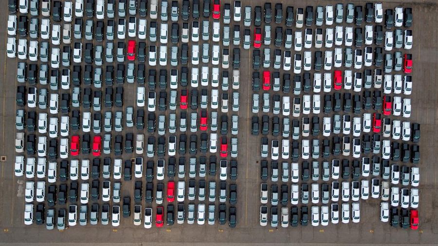 Foto udara menujukkan kendaraan terparkir di luar pabrik perakitan GM di Oshawa, Ontario, Kanada, saat Presiden AS Donald Trump menunda pemberlakuan tarif baru terhadap Kanada selama tiga hari, Rabu (19/8/2026). (REUTERS/Carlos Osorio)