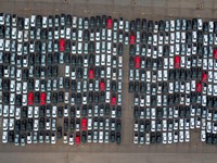 Foto udara menujukkan kendaraan terparkir di luar pabrik perakitan GM di Oshawa, Ontario, Kanada, saat Presiden AS Donald Trump menunda pemberlakuan tarif baru terhadap Kanada selama tiga hari, Rabu (19/8/2026). (REUTERS/Carlos Osorio)