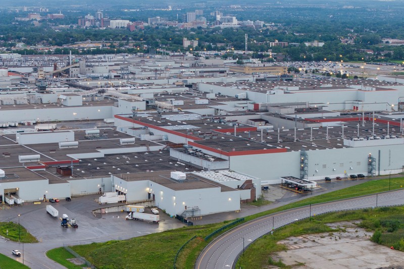 Foto udara menujukkan kendaraan terparkir di luar pabrik perakitan GM di Oshawa, Ontario, Kanada, saat Presiden AS Donald Trump menunda pemberlakuan tarif baru terhadap Kanada selama tiga hari, Rabu (19/8/2026). (REUTERS/Carlos Osorio)