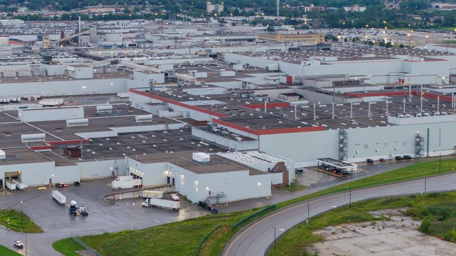 Foto udara menujukkan kendaraan terparkir di luar pabrik perakitan GM di Oshawa, Ontario, Kanada, saat Presiden AS Donald Trump menunda pemberlakuan tarif baru terhadap Kanada selama tiga hari, Rabu (19/8/2026). (REUTERS/Carlos Osorio)