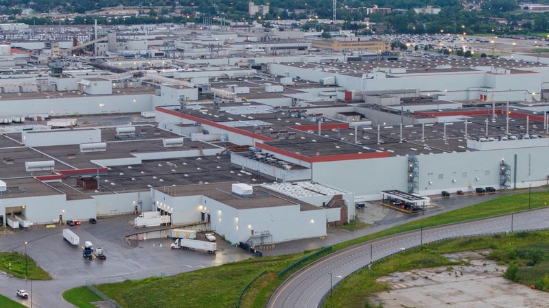 Foto udara menujukkan kendaraan terparkir di luar pabrik perakitan GM di Oshawa, Ontario, Kanada, saat Presiden AS Donald Trump menunda pemberlakuan tarif baru terhadap Kanada selama tiga hari, Rabu (19/8/2026). (REUTERS/Carlos Osorio)