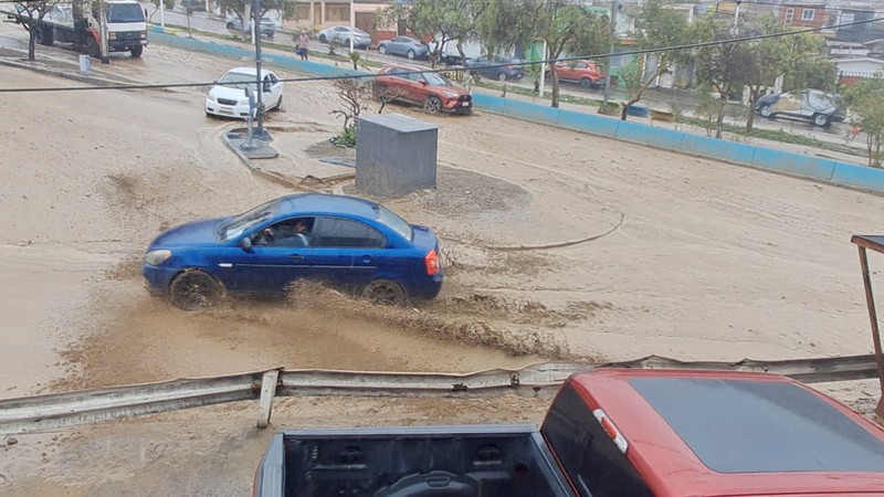 Hujan lebat memicu tanah longsor di Paposo, wilayah Antofagasta utara, Chile, Selasa (18/8/2026), yang menutupi sebagian jalan dan menyebabkan lumpur masuk ke sejumlah rumah warga. (REUTERS/Rodrigo Gutierrez)