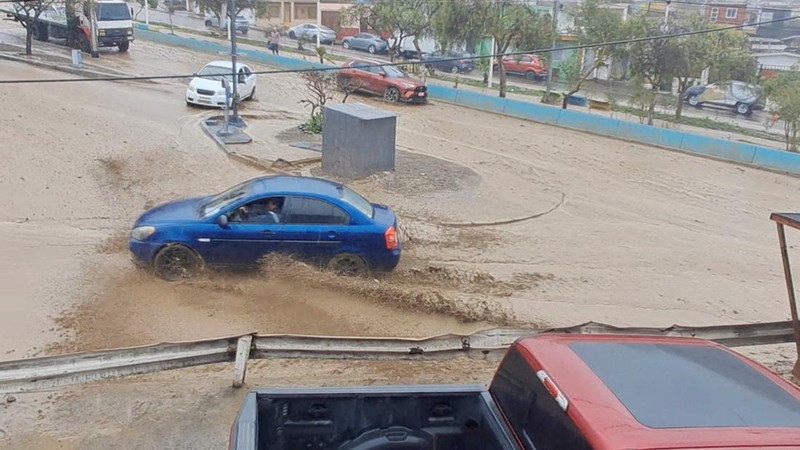 Hujan lebat memicu tanah longsor di Paposo, wilayah Antofagasta utara, Chile, Selasa (18/8/2026), yang menutupi sebagian jalan dan menyebabkan lumpur masuk ke sejumlah rumah warga. (Luis Valdes via REUTERS/Luis Valdes)