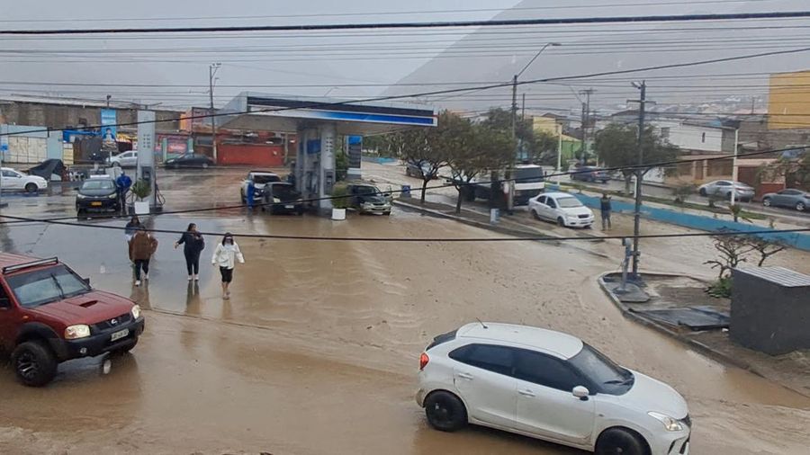 Hujan lebat memicu tanah longsor di Paposo, wilayah Antofagasta utara, Chile, Selasa (18/8/2026), yang menutupi sebagian jalan dan menyebabkan lumpur masuk ke sejumlah rumah warga. (Luis Valdes via REUTERS/Luis Valdes)