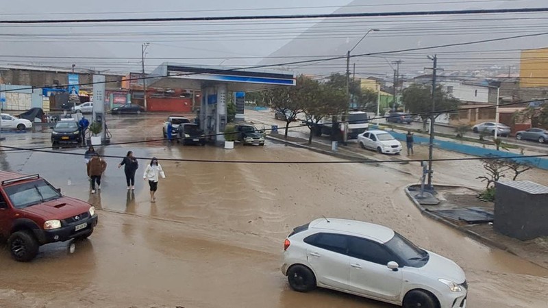 Hujan lebat memicu tanah longsor di Paposo, wilayah Antofagasta utara, Chile, Selasa (18/8/2026), yang menutupi sebagian jalan dan menyebabkan lumpur masuk ke sejumlah rumah warga. (Luis Valdes via REUTERS/Luis Valdes)