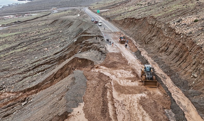 Hujan lebat memicu tanah longsor di Paposo, wilayah Antofagasta utara, Chile, Selasa (18/8/2026), yang menutupi sebagian jalan dan menyebabkan lumpur masuk ke sejumlah rumah warga. (REUTERS/Rodrigo Gutierrez)