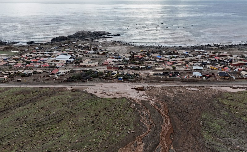 Hujan lebat memicu tanah longsor di Paposo, wilayah Antofagasta utara, Chile, Selasa (18/8/2026), yang menutupi sebagian jalan dan menyebabkan lumpur masuk ke sejumlah rumah warga. (REUTERS/Rodrigo Gutierrez)