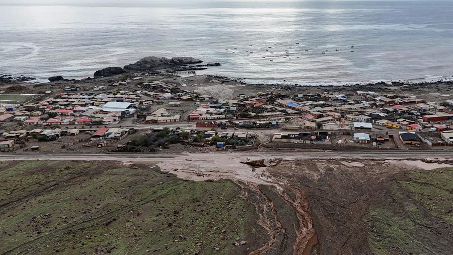 Hujan lebat memicu tanah longsor di Paposo, wilayah Antofagasta utara, Chile, Selasa (18/8/2026), yang menutupi sebagian jalan dan menyebabkan lumpur masuk ke sejumlah rumah warga. (REUTERS/Rodrigo Gutierrez)