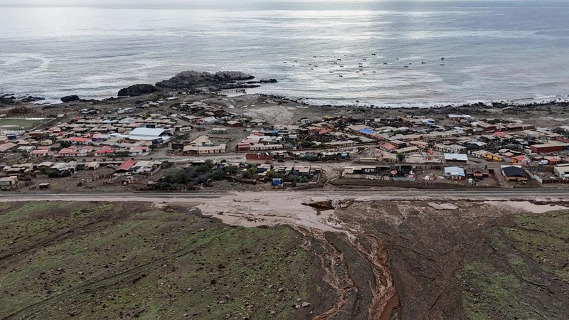 Hujan lebat memicu tanah longsor di Paposo, wilayah Antofagasta utara, Chile, Selasa (18/8/2026), yang menutupi sebagian jalan dan menyebabkan lumpur masuk ke sejumlah rumah warga. (REUTERS/Rodrigo Gutierrez)