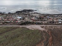 Hujan lebat memicu tanah longsor di Paposo, wilayah Antofagasta utara, Chile, Selasa (18/8/2026), yang menutupi sebagian jalan dan menyebabkan lumpur masuk ke sejumlah rumah warga. (REUTERS/Rodrigo Gutierrez)