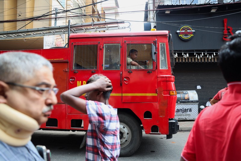 Kebakaran melanda sebuah hotel di Kolkata, India, Rabu (19/8/2026), menewaskan sedikitnya sembilan orang dan melukai enam lainnya di ibu kota negara bagian Benggala Barat, India. (REUTERS/Sahiba Chawdhary)