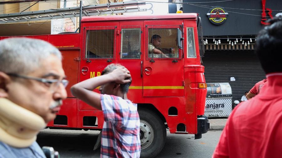 Kebakaran melanda sebuah hotel di Kolkata, India, Rabu (19/8/2026), menewaskan sedikitnya sembilan orang dan melukai enam lainnya di ibu kota negara bagian Benggala Barat, India. (REUTERS/Sahiba Chawdhary)