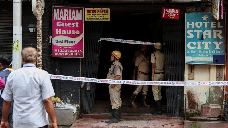 Kebakaran melanda sebuah hotel di Kolkata, India, Rabu (19/8/2026), menewaskan sedikitnya sembilan orang dan melukai enam lainnya di ibu kota negara bagian Benggala Barat, India. (REUTERS/Sahiba Chawdhary)