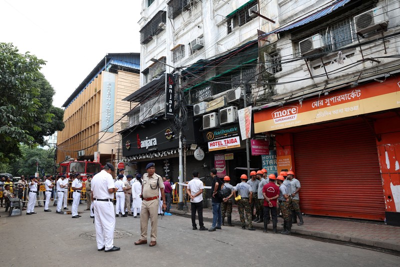 Kebakaran melanda sebuah hotel di Kolkata, India, Rabu (19/8/2026), menewaskan sedikitnya sembilan orang dan melukai enam lainnya di ibu kota negara bagian Benggala Barat, India. (REUTERS/Sahiba Chawdhary)