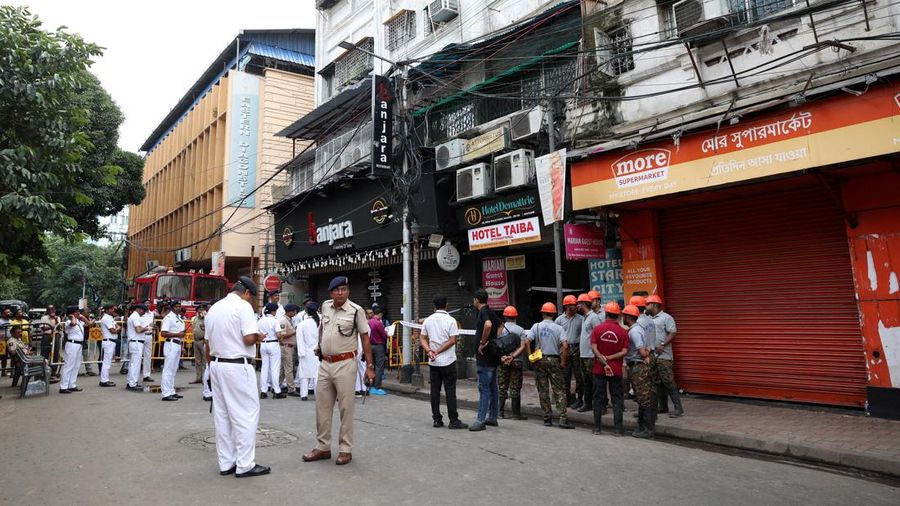 Kebakaran melanda sebuah hotel di Kolkata, India, Rabu (19/8/2026), menewaskan sedikitnya sembilan orang dan melukai enam lainnya di ibu kota negara bagian Benggala Barat, India. (REUTERS/Sahiba Chawdhary)