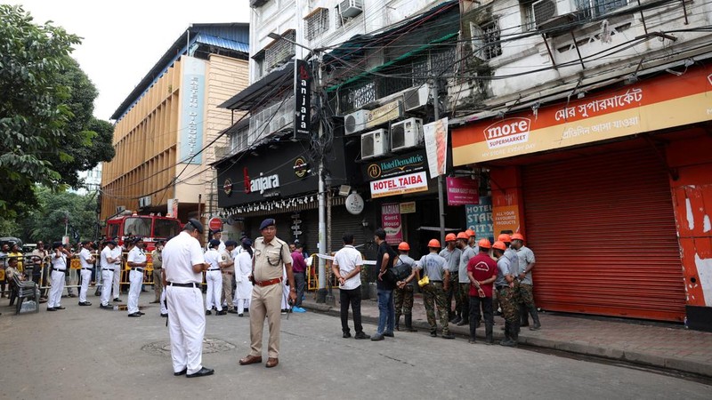 Kebakaran melanda sebuah hotel di Kolkata, India, Rabu (19/8/2026), menewaskan sedikitnya sembilan orang dan melukai enam lainnya di ibu kota negara bagian Benggala Barat, India. (REUTERS/Sahiba Chawdhary)