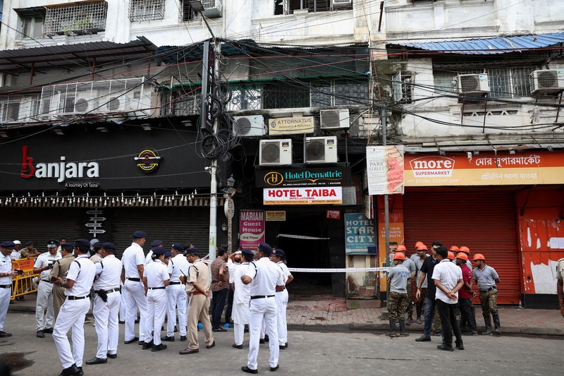 Kebakaran melanda sebuah hotel di Kolkata, India, Rabu (19/8/2026), menewaskan sedikitnya sembilan orang dan melukai enam lainnya di ibu kota negara bagian Benggala Barat, India. (REUTERS/Sahiba Chawdhary)