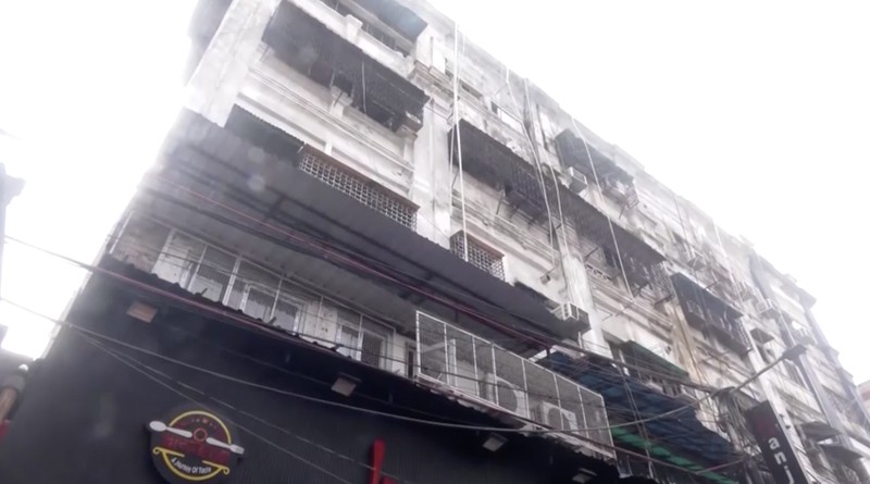 Kebakaran melanda sebuah hotel di Kolkata, India, Rabu (19/8/2026), menewaskan sedikitnya sembilan orang dan melukai enam lainnya di ibu kota negara bagian Benggala Barat, India. (REUTERS/Sahiba Chawdhary)