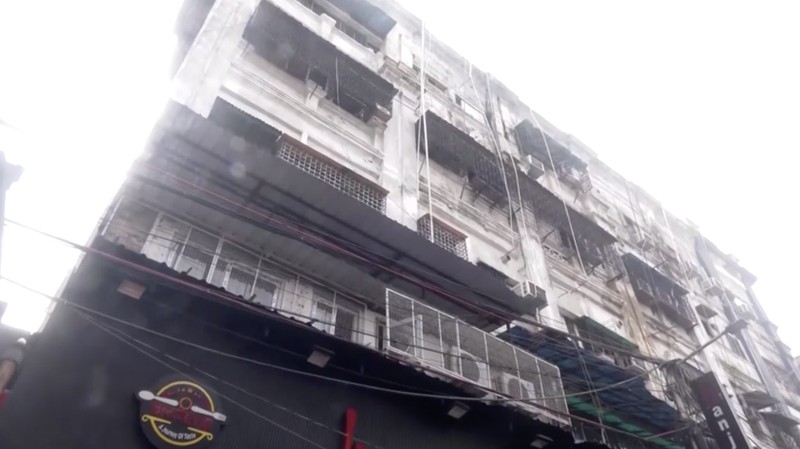 Kebakaran melanda sebuah hotel di Kolkata, India, Rabu (19/8/2026), menewaskan sedikitnya sembilan orang dan melukai enam lainnya di ibu kota negara bagian Benggala Barat, India. (REUTERS/Sahiba Chawdhary)