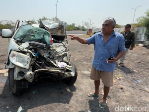 Ditabrak Ambulans Bawa Jenazah di Tol Batang, Ban Serep Truk Sampai Terpental