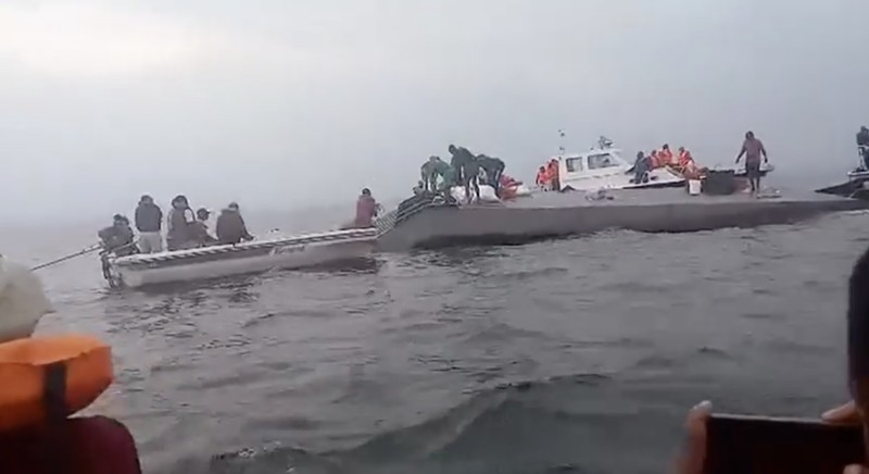 SENSITIVE MATERIAL. THIS IMAGE MAY OFFEND OR DISTURB Rescue and recovery personnel work along the shoreline of Lake Kariba during an operation to recover victims from a Rural Infrastructure Development Agency (RIDA) passenger ferry that capsized near Kariba, Zimbabwe, August 17, 2026. Zimbabwe police said the death toll from the August 11 accident had risen as authorities continued search efforts. BEST QUALITY AVAILABLE. REUTERS/Bright Charakupa