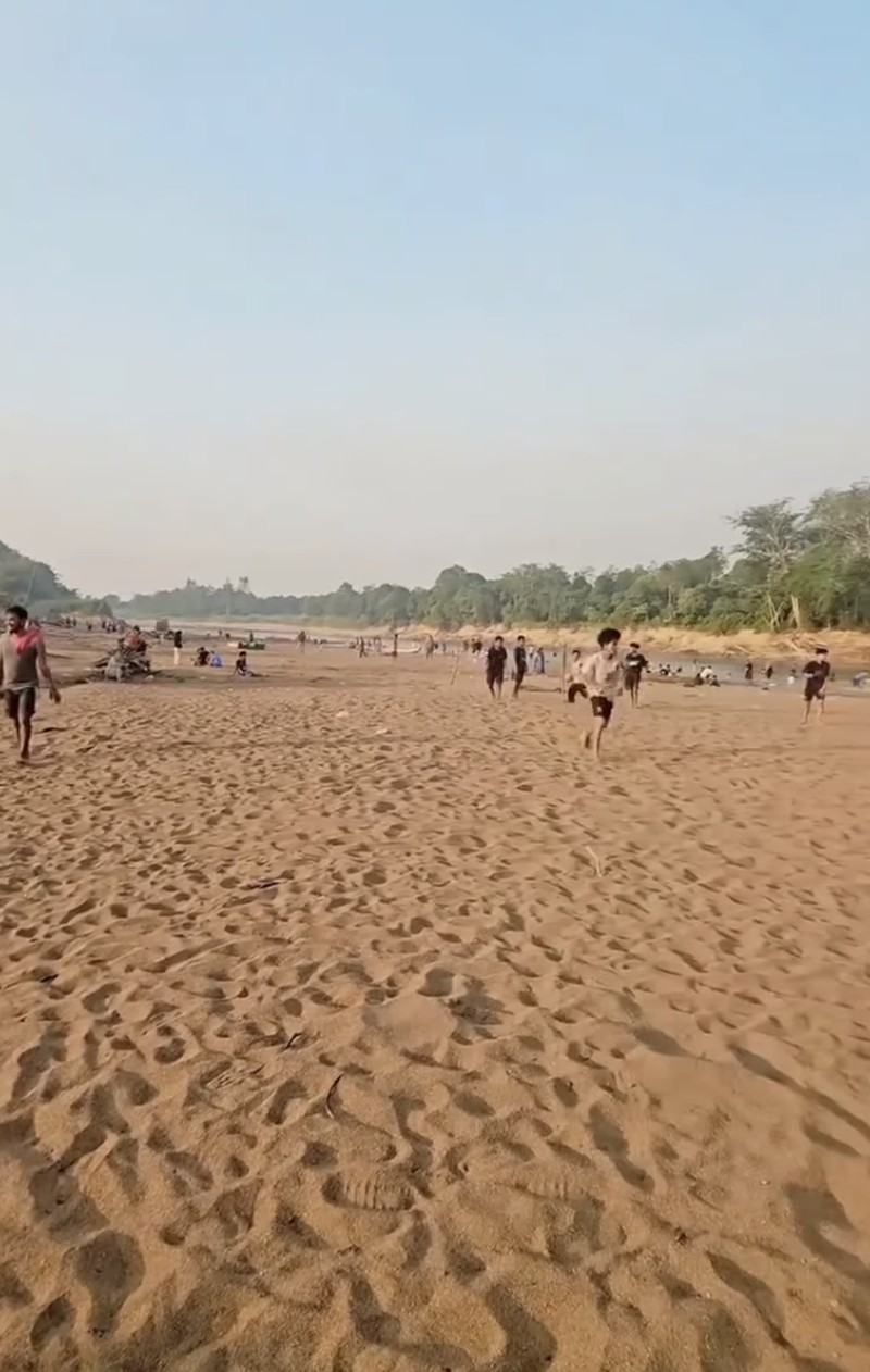 Sungai Barito mengering akibat kemarau panjang. (Tangkapan Layar Instagram/Borneosocial)