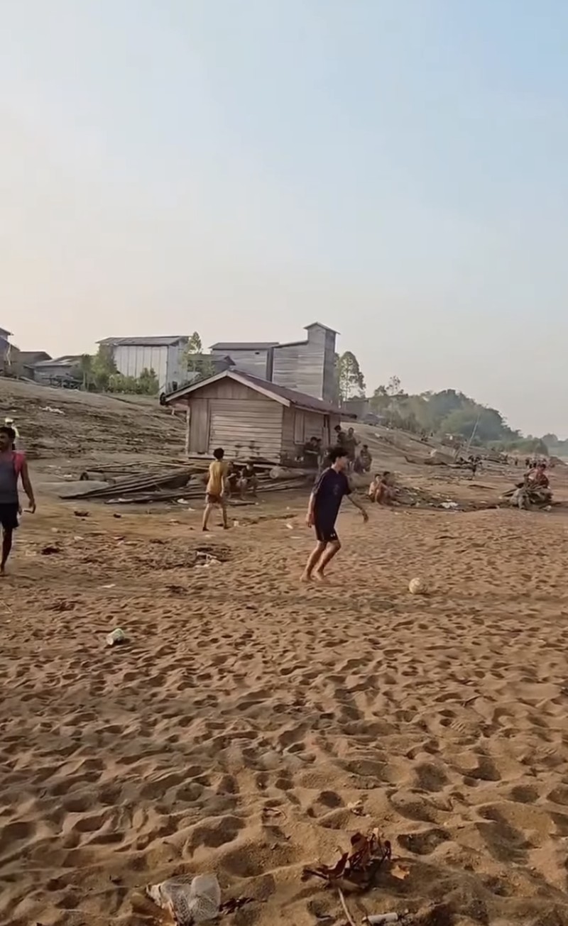 Sungai Barito mengering akibat kemarau panjang. (Tangkapan Layar Instagram/Borneosocial)