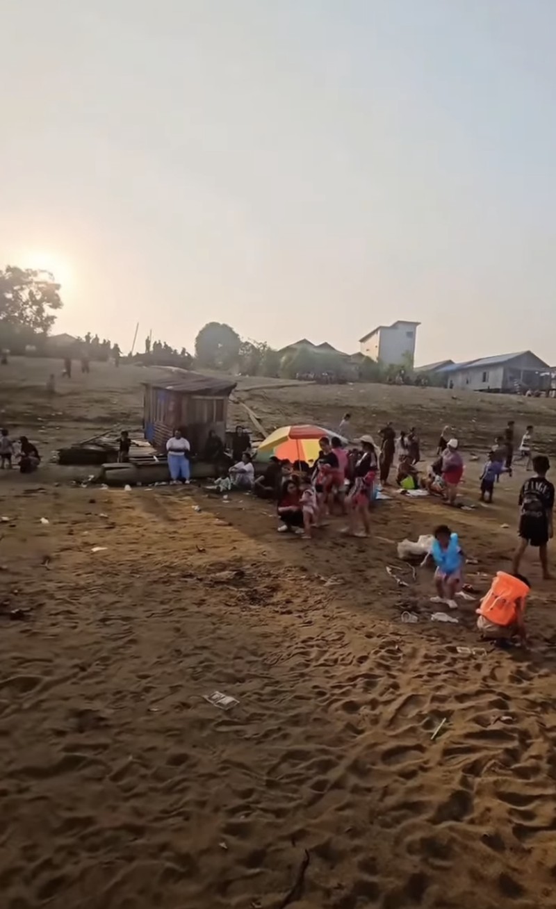 Sungai Barito mengering akibat kemarau panjang. (Tangkapan Layar Instagram/Borneosocial)