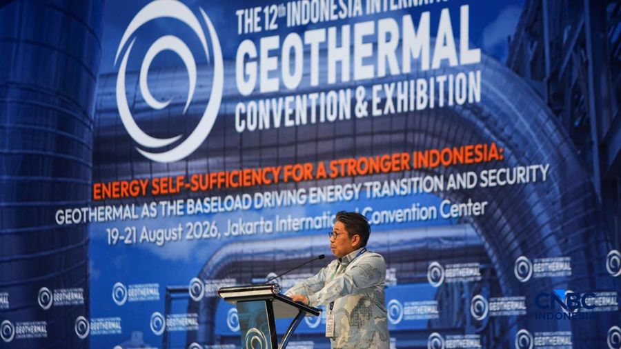 Ketua Umum Asosiasi Panas Bumi Indonesia, Julfi Hadi menyampaikan sambutan dalam acara The 12th Indonesia International Geothermal Convention & Exhibition 2026 di Jakarta International Convention Center (JICC), Senayan, Jakarta, Rabu (19/8/2026). (CN