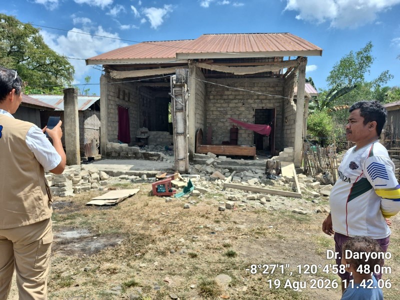 Kondisi rumah warga setelah gempa di Desa Golo Sepang, Kec. Sepang, Manggarai Barat sekitar 100 rumah rusak terdampak Gempa Flores M7,7 pada 15 Agustus 2026. (Tangkapan layar X Daryono)