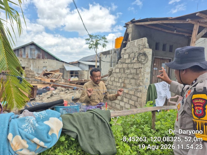 Kondisi rumah warga setelah gempa di Desa Golo Sepang, Kec. Sepang, Manggarai Barat sekitar 100 rumah rusak terdampak Gempa Flores M7,7 pada 15 Agustus 2026. (Tangkapan layar X Daryono)