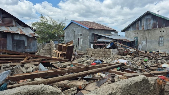 Kondisi rumah warga setelah gempa di Desa Golo Sepang, Kec. Sepang, Manggarai Barat sekitar 100 rumah rusak terdampak Gempa Flores M7,7 pada 15 Agustus 2026. (Tangkapan layar X Daryono)