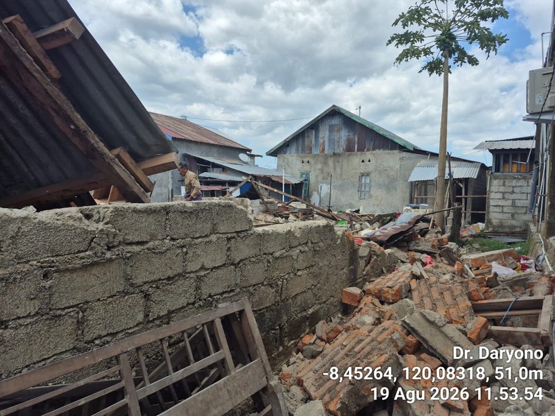 Kondisi rumah warga setelah gempa di Desa Golo Sepang, Kec. Sepang, Manggarai Barat sekitar 100 rumah rusak terdampak Gempa Flores M7,7 pada 15 Agustus 2026. (Tangkapan layar X Daryono)