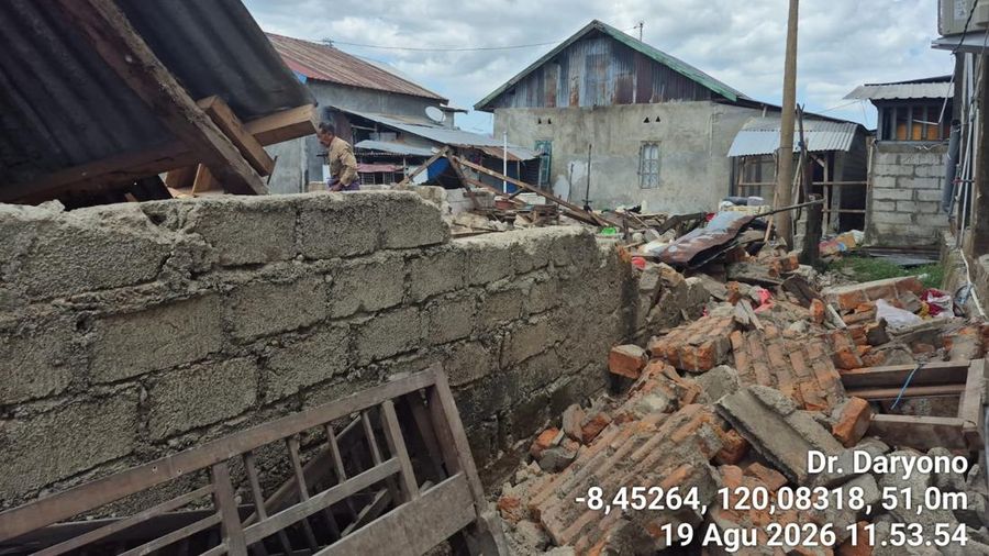 Kondisi rumah warga setelah gempa di Desa Golo Sepang, Kec. Sepang, Manggarai Barat sekitar 100 rumah rusak terdampak Gempa Flores M7,7 pada 15 Agustus 2026. (Tangkapan layar X Daryono)