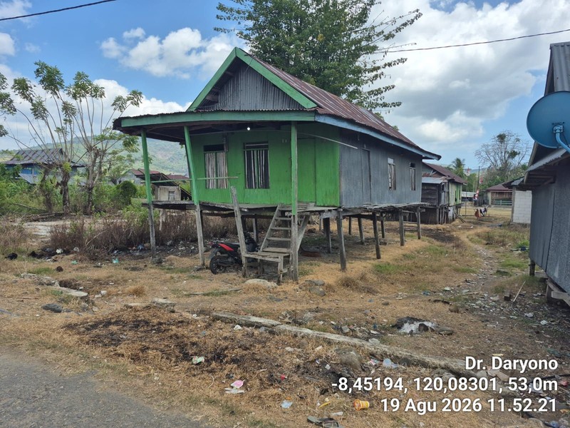 Kondisi rumah warga setelah gempa di Desa Golo Sepang, Kec. Sepang, Manggarai Barat sekitar 100 rumah rusak terdampak Gempa Flores M7,7 pada 15 Agustus 2026. (Tangkapan layar X Daryono)