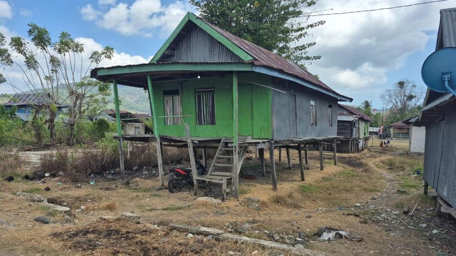Kondisi rumah warga setelah gempa di Desa Golo Sepang, Kec. Sepang, Manggarai Barat sekitar 100 rumah rusak terdampak Gempa Flores M7,7 pada 15 Agustus 2026. (Tangkapan layar X Daryono)