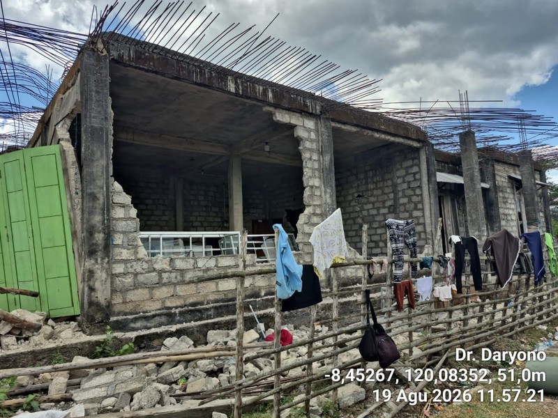 Kondisi rumah warga setelah gempa di Desa Golo Sepang, Kec. Sepang, Manggarai Barat sekitar 100 rumah rusak terdampak Gempa Flores M7,7 pada 15 Agustus 2026. (Tangkapan layar X Daryono)