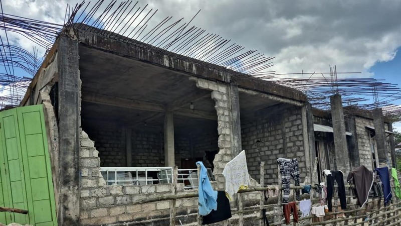 Kondisi rumah warga setelah gempa di Desa Golo Sepang, Kec. Sepang, Manggarai Barat sekitar 100 rumah rusak terdampak Gempa Flores M7,7 pada 15 Agustus 2026. (Tangkapan layar X Daryono)