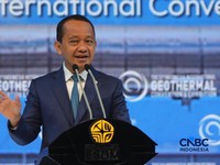 Menteri ESDM, Bahlil Lahadalia menyampaikan laporan dalam acara The 12th Indonesia International Geothermal Convention & Exhibition 2026 di Jakarta International Convention Center (JICC), Senayan, Jakarta, Rabu (19/8/2026). (CNBC Indonesia/Faisal Rah