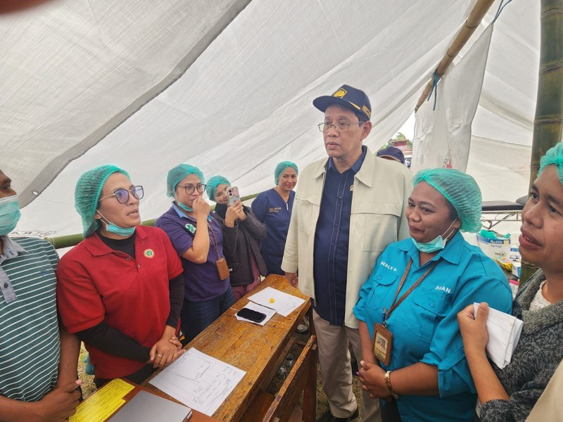 Menteri Keuangan (Menkeu) Purbaya Yudhi Sadewa bersama Ketua Komisi XI DPR RI Mukhamad Misbakhun dan Wakil Ketua Komisi XI DPR RI Mohamad Hekal mengunjungi sejumlah wilayah terdampak gempa bumi di Nusa Tenggara Timur (NTT), Rabu (19/8/2026). Kunjungan tersebut untuk mengetahui secara langsung kondisi masyarakat yang terdampak sekaligus mendengarkan kebutuhan para korban pascabencana. (Dok. Kemenkeu)