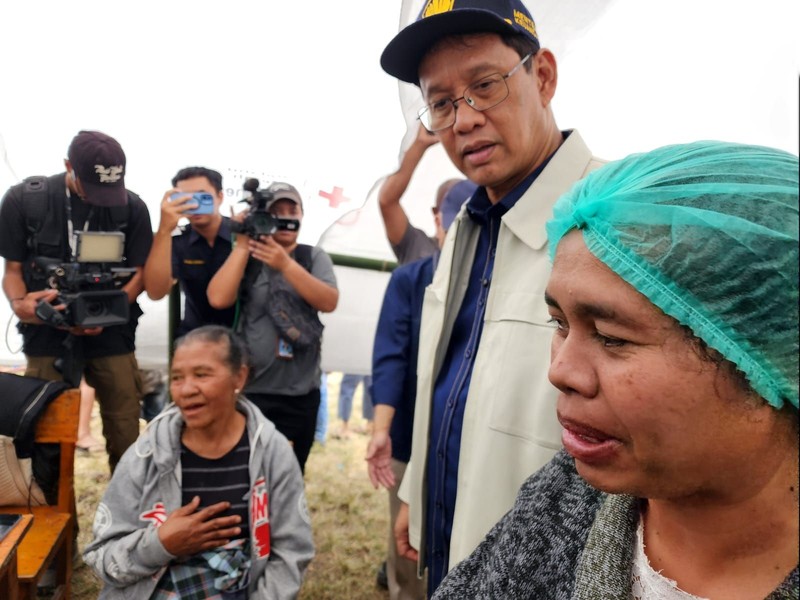 Menteri Keuangan (Menkeu) Purbaya Yudhi Sadewa bersama Ketua Komisi XI DPR RI Mukhamad Misbakhun dan Wakil Ketua Komisi XI DPR RI Mohamad Hekal mengunjungi sejumlah wilayah terdampak gempa bumi di Nusa Tenggara Timur (NTT), Rabu (19/8/2026). Kunjungan tersebut untuk mengetahui secara langsung kondisi masyarakat yang terdampak sekaligus mendengarkan kebutuhan para korban pascabencana. (Dok. Kemenkeu)