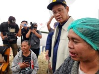 Menteri Keuangan (Menkeu) Purbaya Yudhi Sadewa bersama Ketua Komisi XI DPR RI Mukhamad Misbakhun dan Wakil Ketua Komisi XI DPR RI Mohamad Hekal mengunjungi sejumlah wilayah terdampak gempa bumi di Nusa Tenggara Timur (NTT), Rabu (19/8/2026). Kunjunga