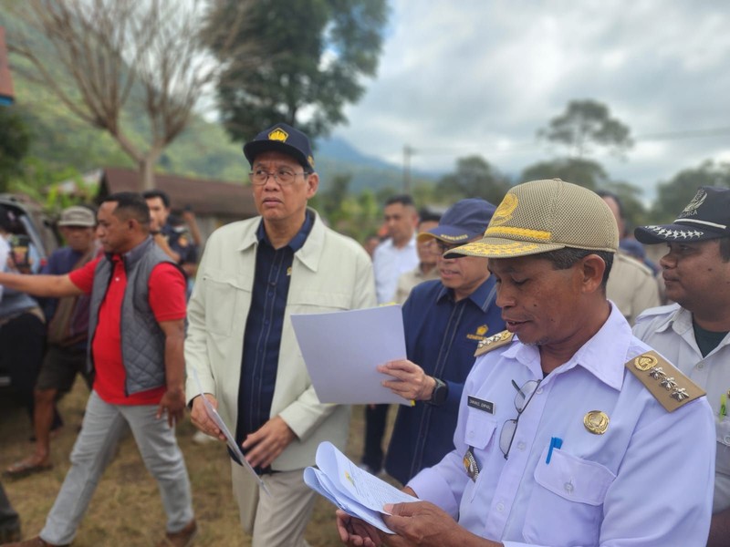 Menteri Keuangan (Menkeu) Purbaya Yudhi Sadewa bersama Ketua Komisi XI DPR RI Mukhamad Misbakhun dan Wakil Ketua Komisi XI DPR RI Mohamad Hekal mengunjungi sejumlah wilayah terdampak gempa bumi di Nusa Tenggara Timur (NTT), Rabu (19/8/2026). Kunjungan tersebut untuk mengetahui secara langsung kondisi masyarakat yang terdampak sekaligus mendengarkan kebutuhan para korban pascabencana. (Dok. Kemenkeu)