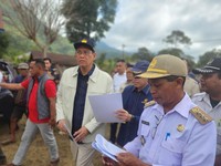 Menteri Keuangan (Menkeu) Purbaya Yudhi Sadewa bersama Ketua Komisi XI DPR RI Mukhamad Misbakhun dan Wakil Ketua Komisi XI DPR RI Mohamad Hekal mengunjungi sejumlah wilayah terdampak gempa bumi di Nusa Tenggara Timur (NTT), Rabu (19/8/2026). Kunjunga